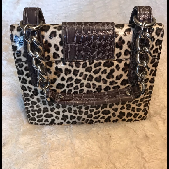 GUESS Special 🍂Edition - Picture 2 of 6